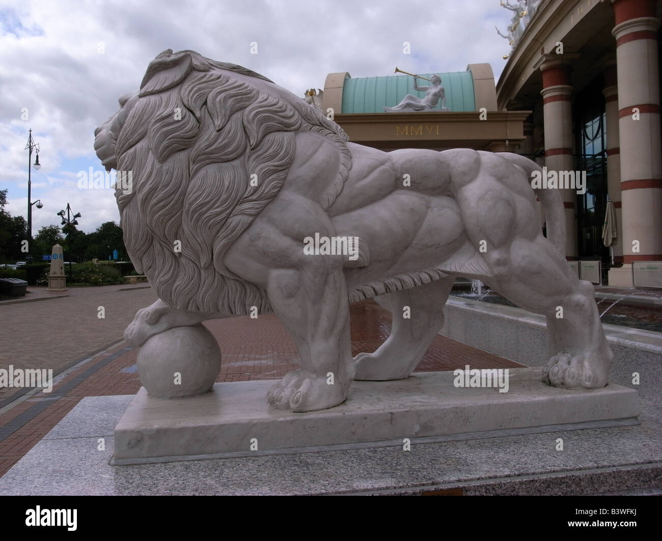 Statue Lion garde entrée de shopping mall, centre commercial de Trafford Park, Manchester, Angleterre,United Kinkdom Banque D'Images