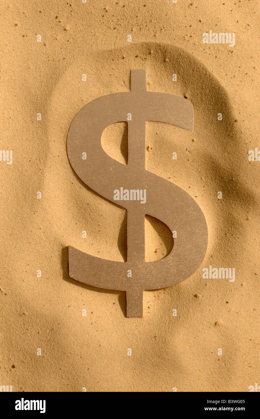 Le symbole du dollar dans le sable Banque D'Images