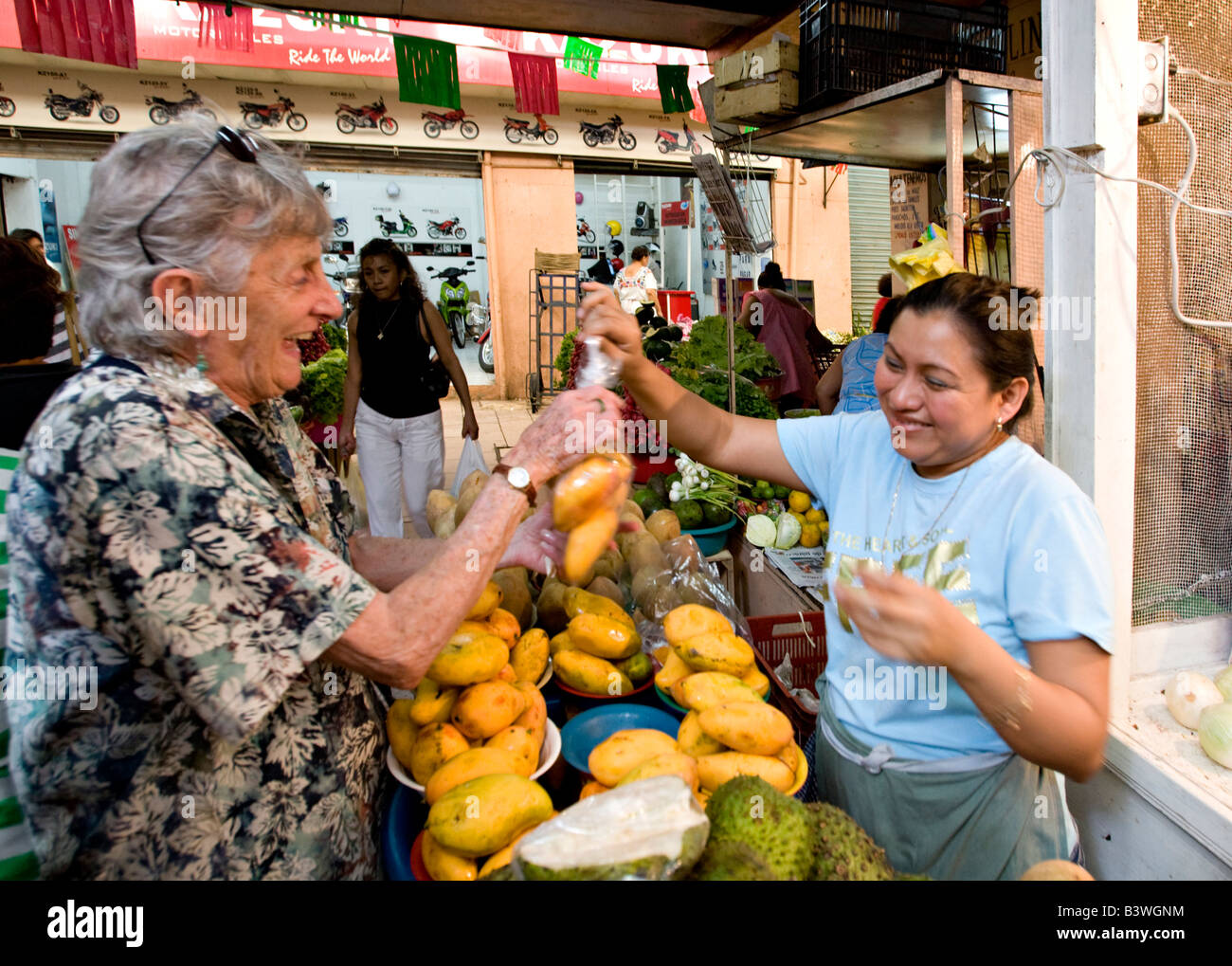 Amérique du Nord, Mexique, Yucatan, Mérida. L'achat de mangues au Lucas de Galvez Marché Municipal. (MR) Banque D'Images