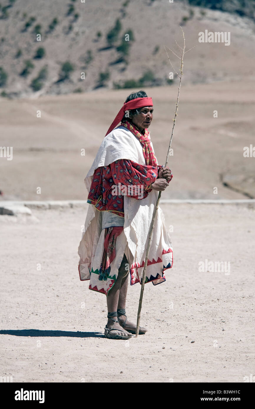 Tehuerichi - Mexique. Participant à une danse organisée pour fêter Pâques dans Tehuerichi, un village de la Sierra Tarahumara Banque D'Images