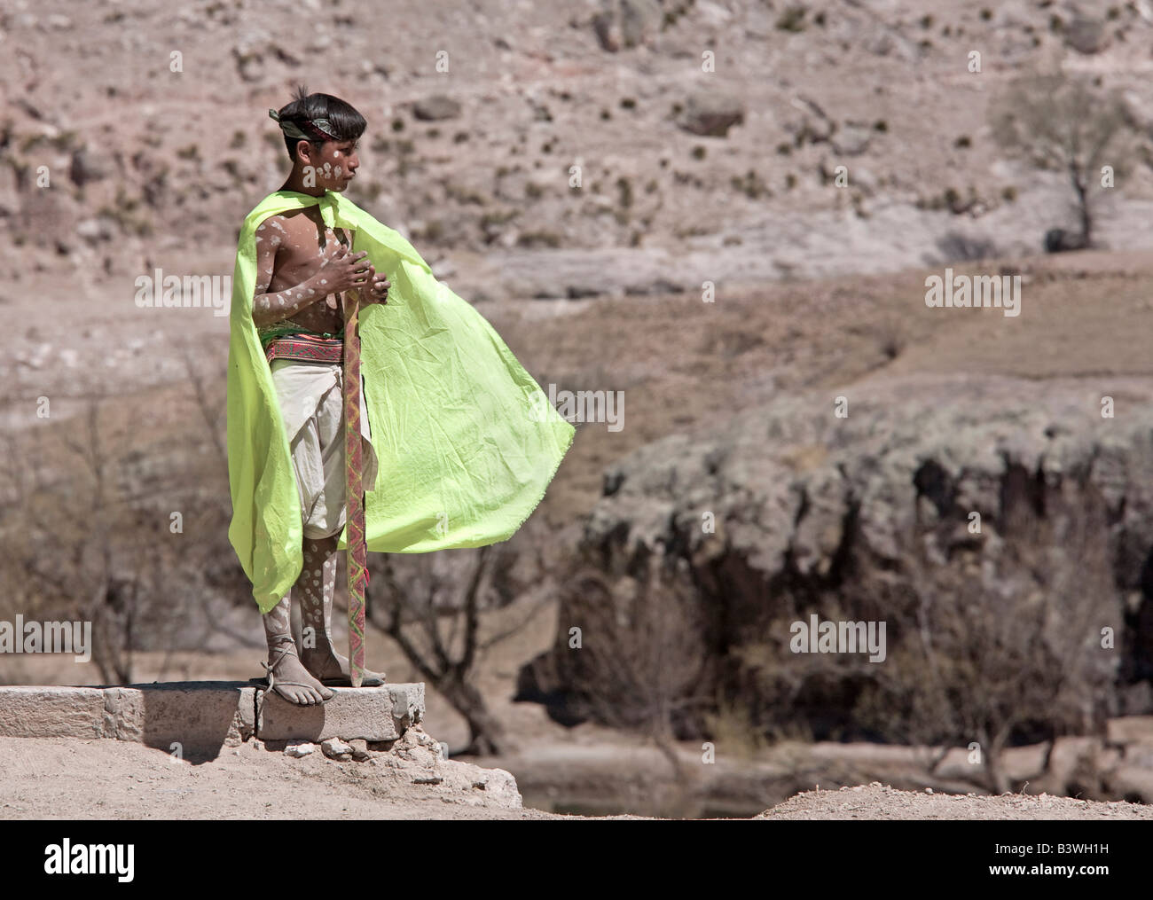 Tehuerichi, au Mexique. Participant à une danse organisée pour fêter Pâques dans Tehuerichi, un village de la Sierra Tarahumara Banque D'Images