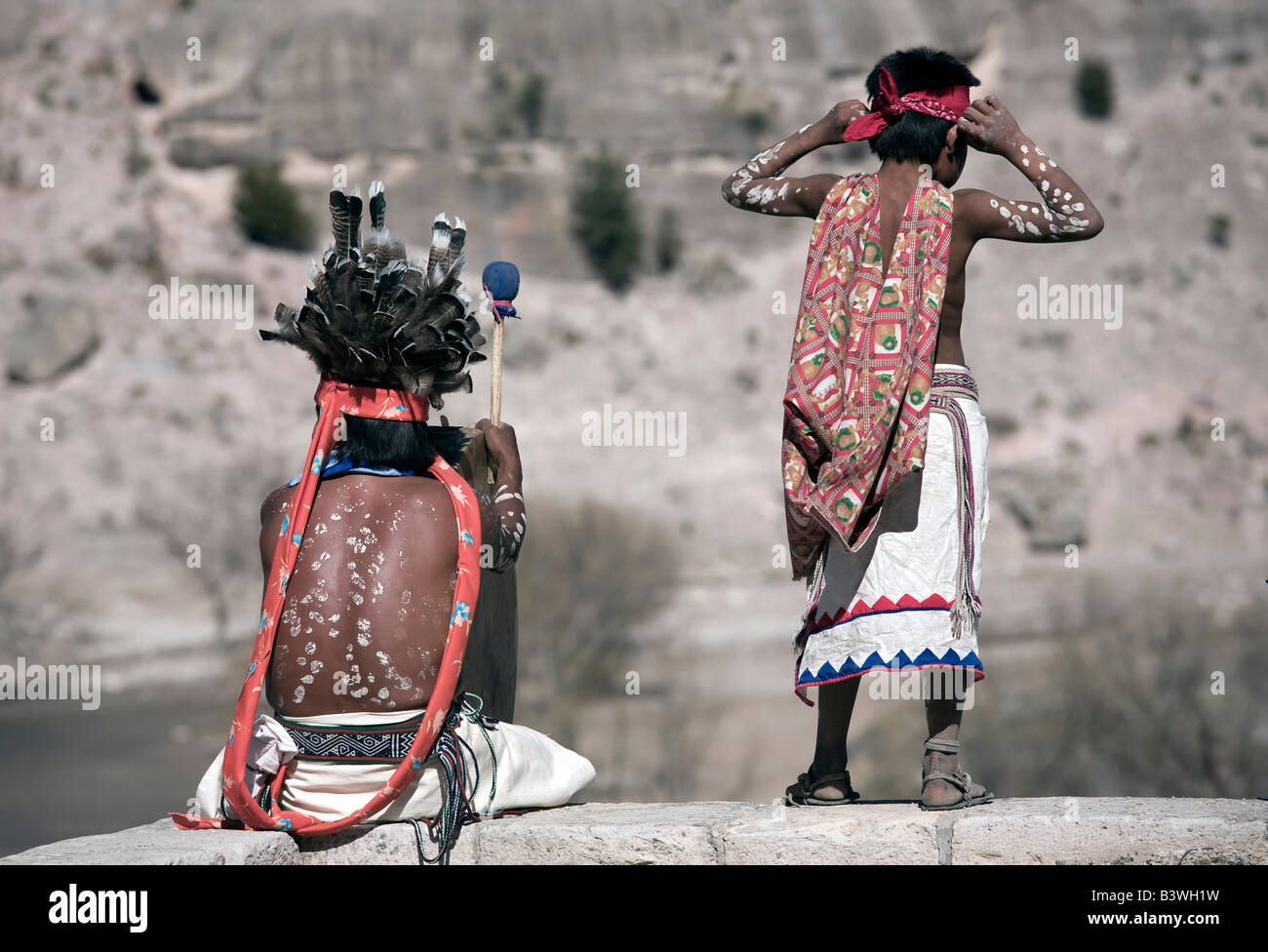 Tehuerichi, au Mexique. Les participants à une danse organisée pour fêter Pâques dans Tehuerichi, un village de la Sierra Tarahumara Banque D'Images