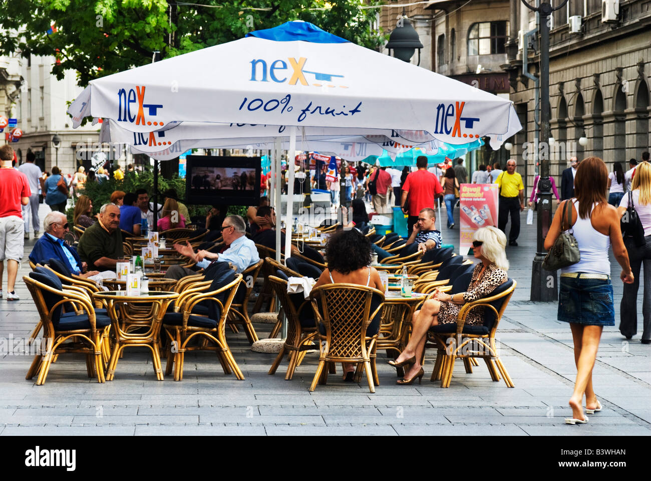 Les consommateurs et d'habitants de café le long de la rue Knez Mihailova, Belgrade, Serbie Banque D'Images