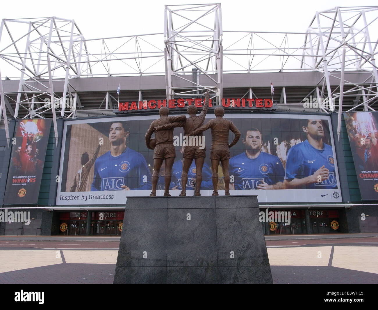 Statue de la United trinity, Best,Tabac,Charlton à Old Trafford, stade de Manchester United Football club Banque D'Images