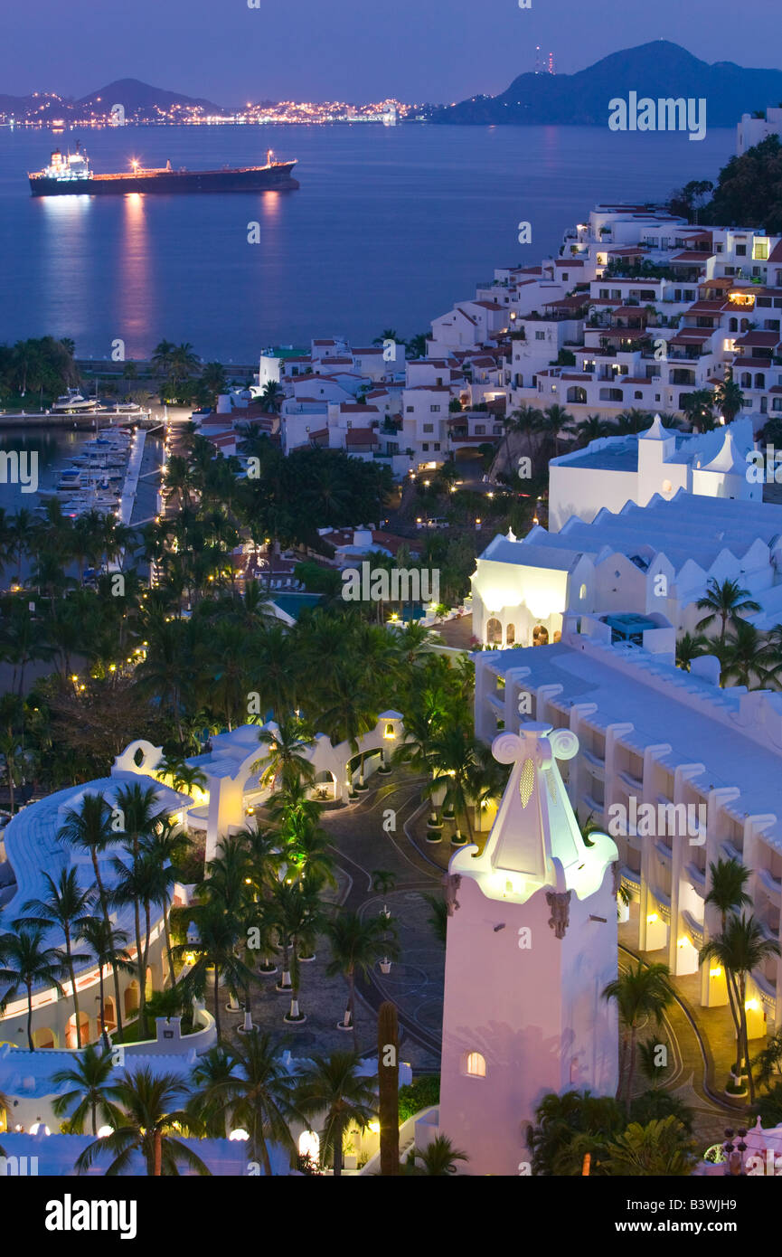 Manzanillo, Colima, Mexique. Las Brisas Resort Hadas Manzanillo et Bay / soir Banque D'Images
