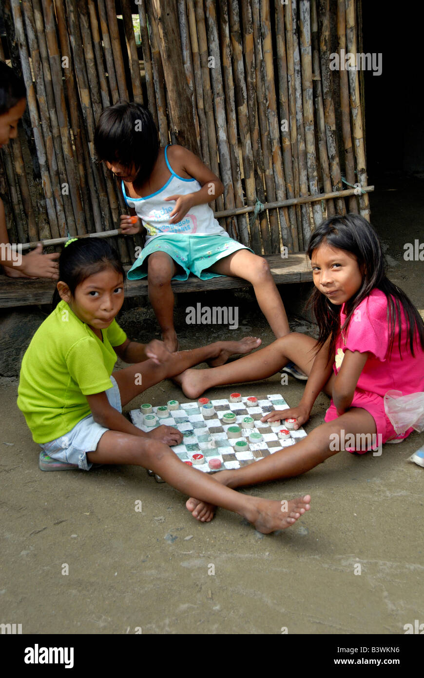 L'Amérique centrale, Panama, les îles San Blas de Kuna Yala (aka). Les jeunes filles Kuna jouer à des jeux. Banque D'Images