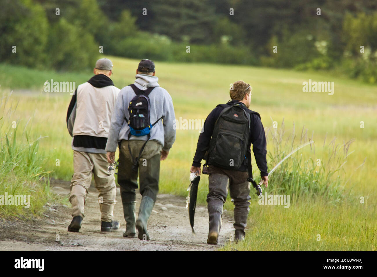 USA, Alaska, Lake Clark National Park.Trois pêcheur revenant d'une journée de pêche au saumon argenté Creek Lodge. Banque D'Images