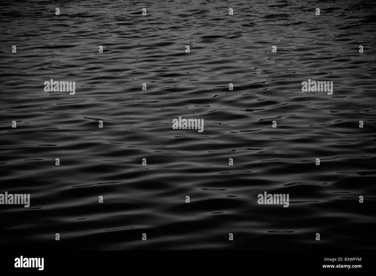 Les ondulations de l'eau au crépuscule Banque D'Images