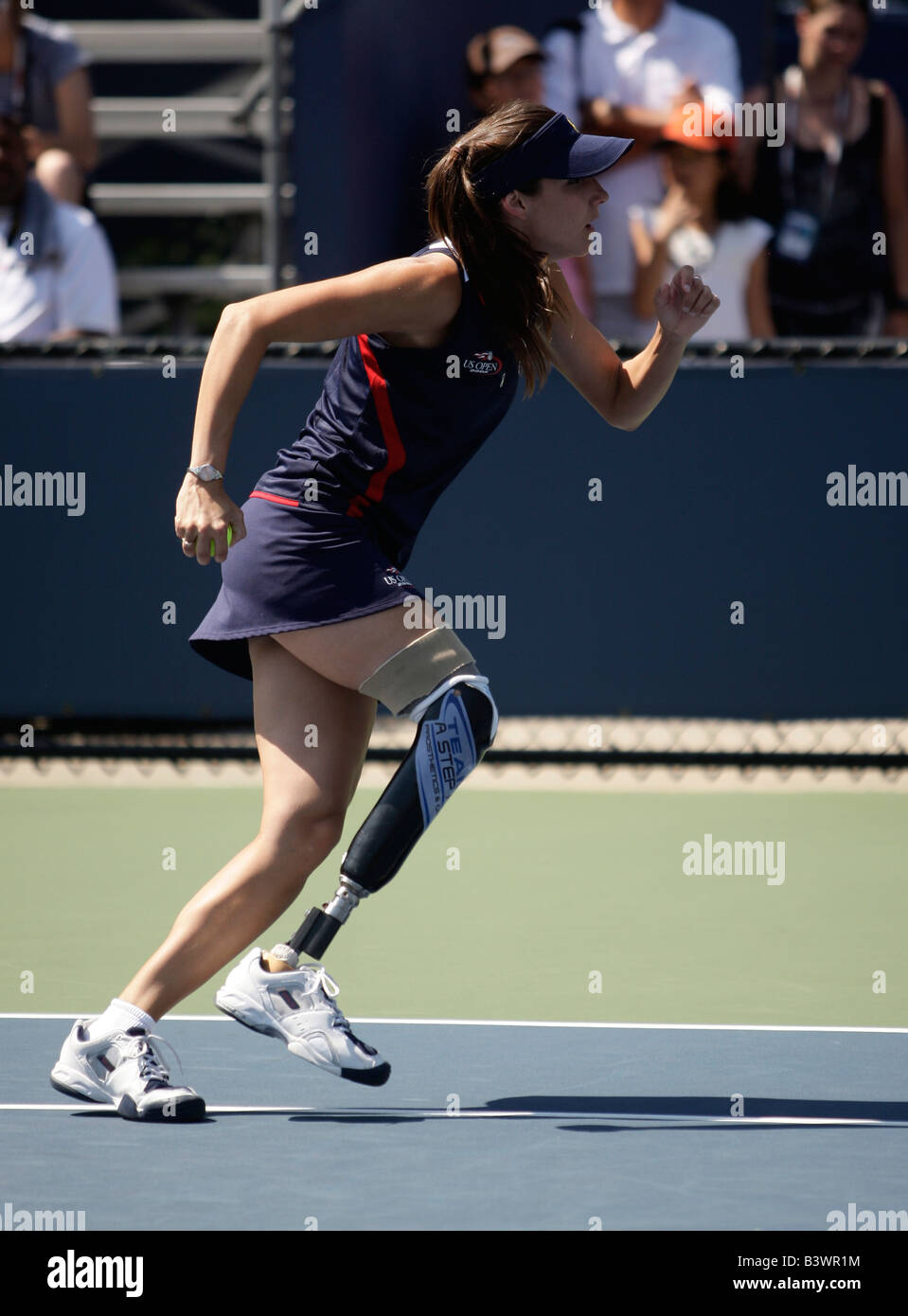 Balle handicapés girl Kelly Bruno(24) sprints dans l'ensemble de la cour à l'US Open Tennis Championships Banque D'Images
