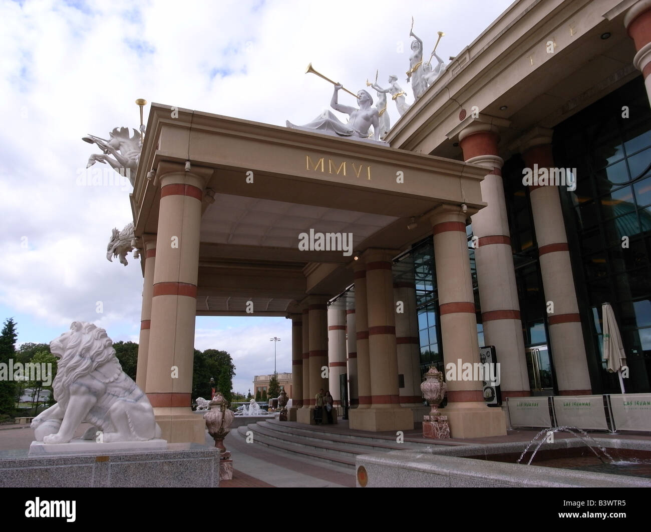 Statue de Lion à l'entrée du centre commercial Trafford, Manchester Banque D'Images