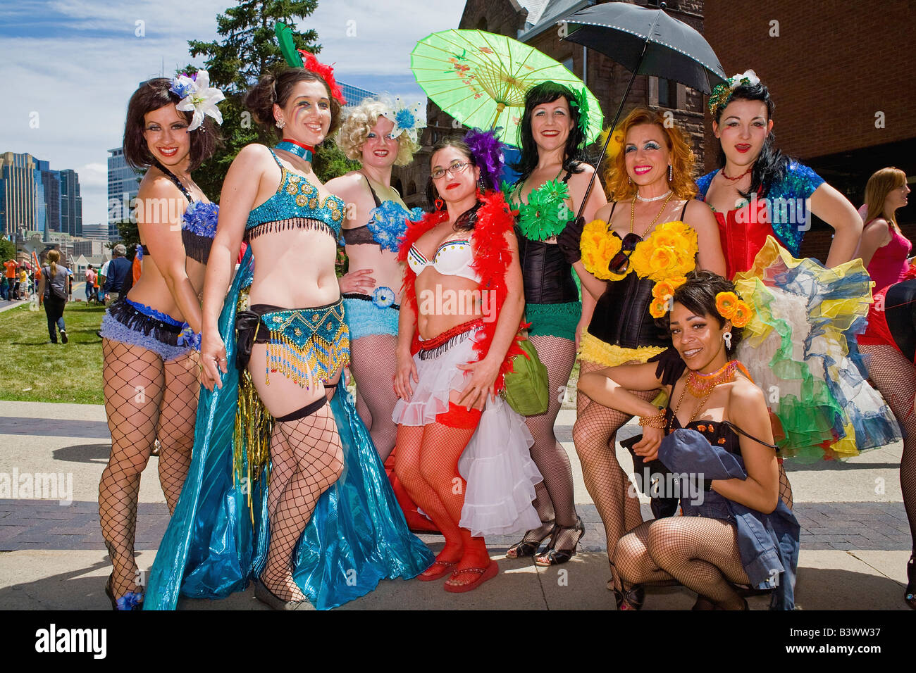 Les hommes gais dans la tenue féminine participant à une gay pride parade,  Minneapolis, Minnesota, USA Photo Stock - Alamy