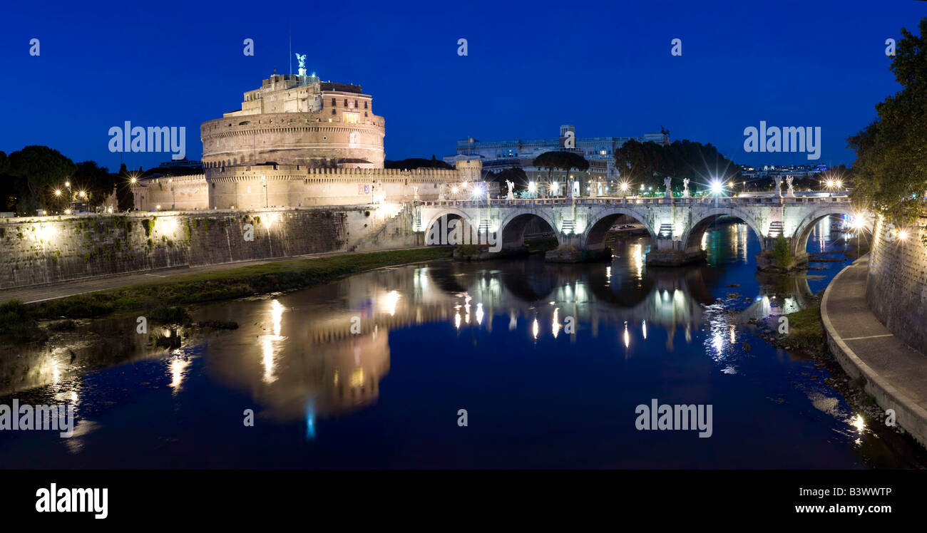 Castel Sant'Angelo et Tibre la nuit Banque D'Images