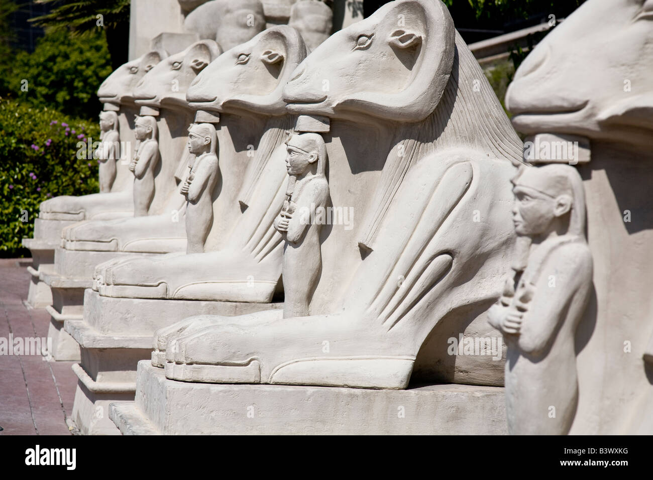 Des statues d'inspiration égyptienne accueillir les visiteurs dans le Luxor Hotel and Casino à Las Vegas au Nevada Banque D'Images