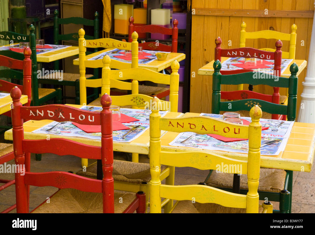Tables et chaises colorées au restaurant andalou" à Collioure / Sud de France Banque D'Images