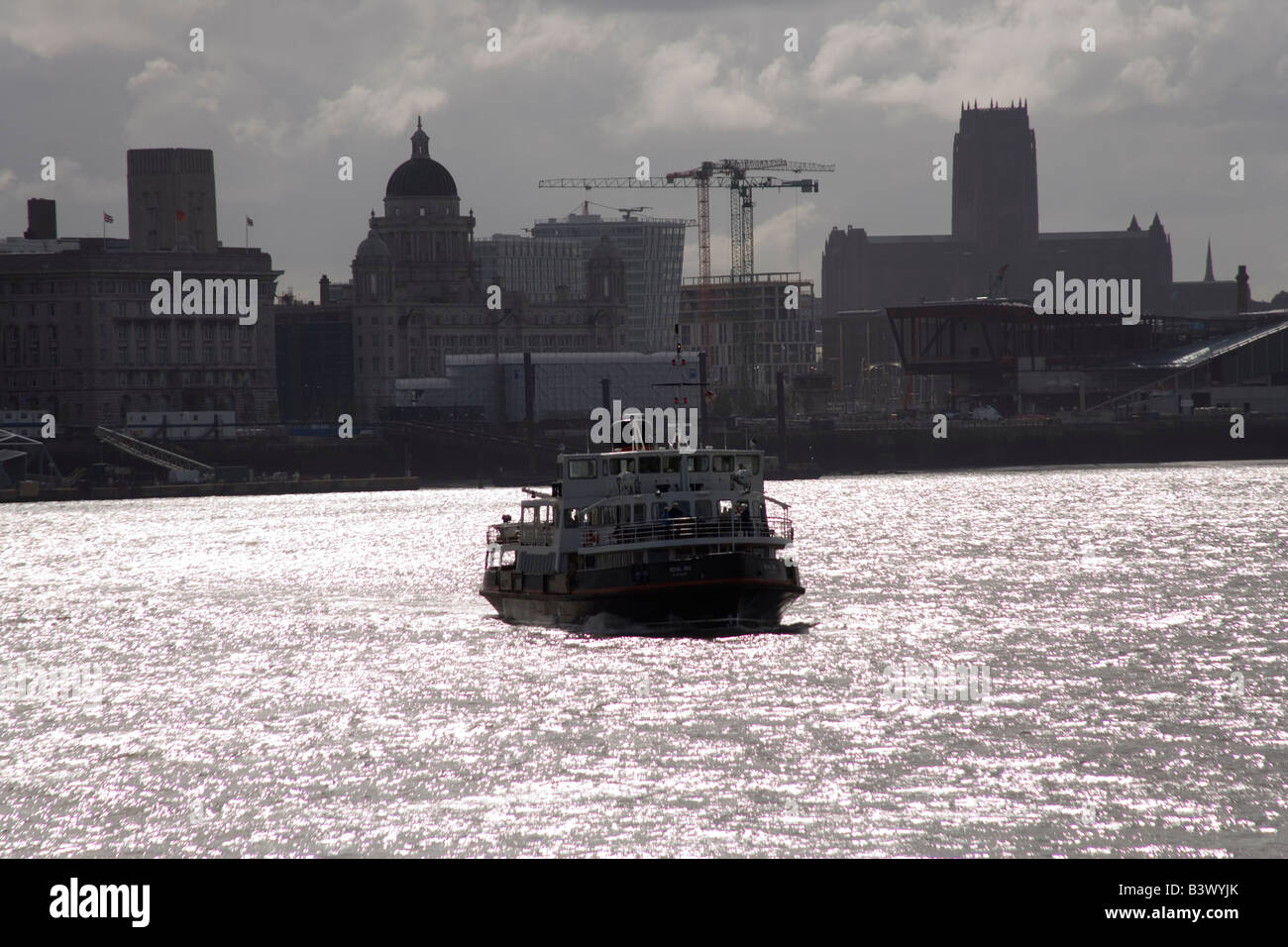 L'approche d'Iris Royal Ferry Mesey Seacombe pied Ferry de Liverpool comme les approches d'une tempête Banque D'Images