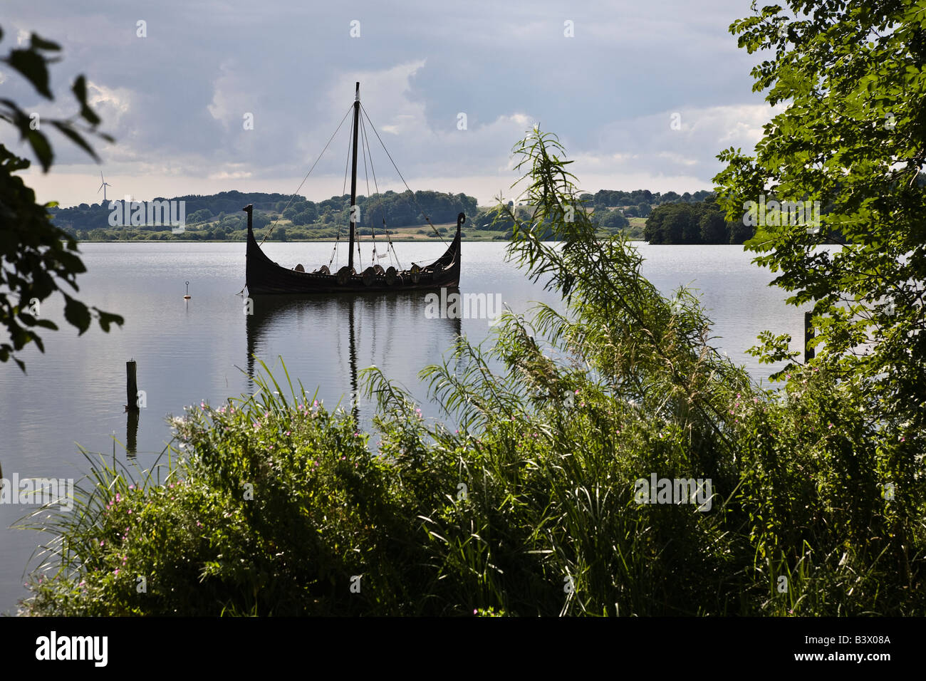 Réplique bateau viking sur Farup Sø (Farup Lake), près de Jelling, Jutland, Danemark Banque D'Images