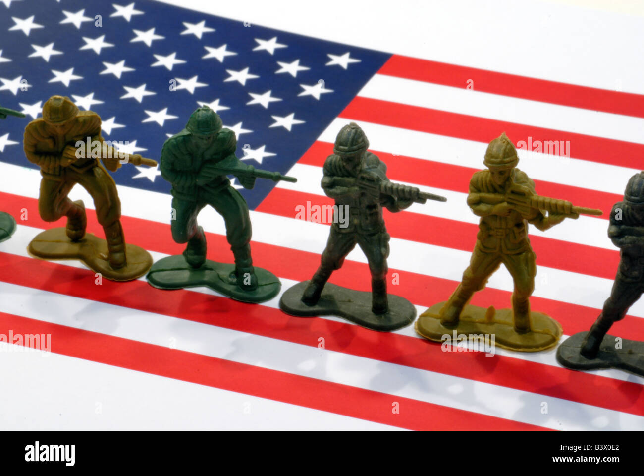 Un conceptal photo d'une ligne de soldats jouets armés sur un drapeau américain une profondeur de champ Banque D'Images