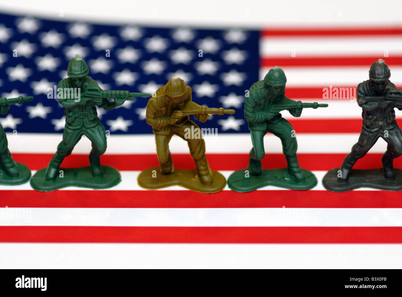 Un conceptal photo d'une ligne de soldats jouets armés sur un drapeau américain profondeur de champ Banque D'Images