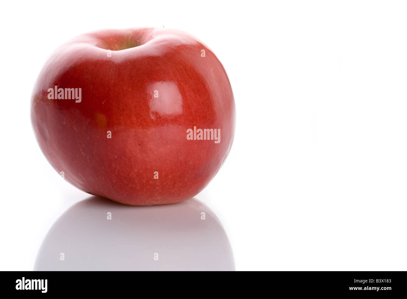 Pomme Rouge isolé sur fond blanc Banque D'Images