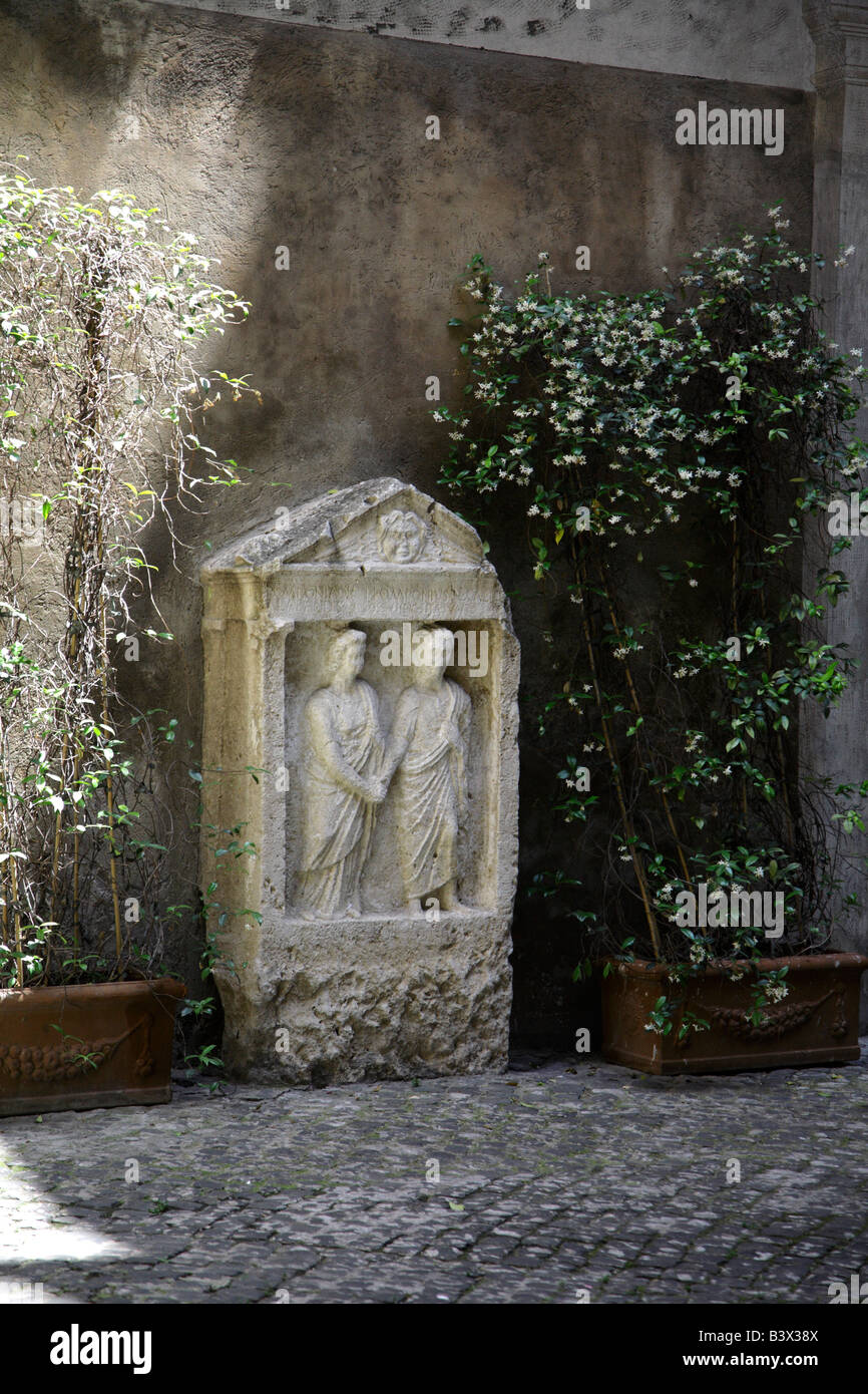 Pierre tombale romaine antique dans la cour Banque D'Images