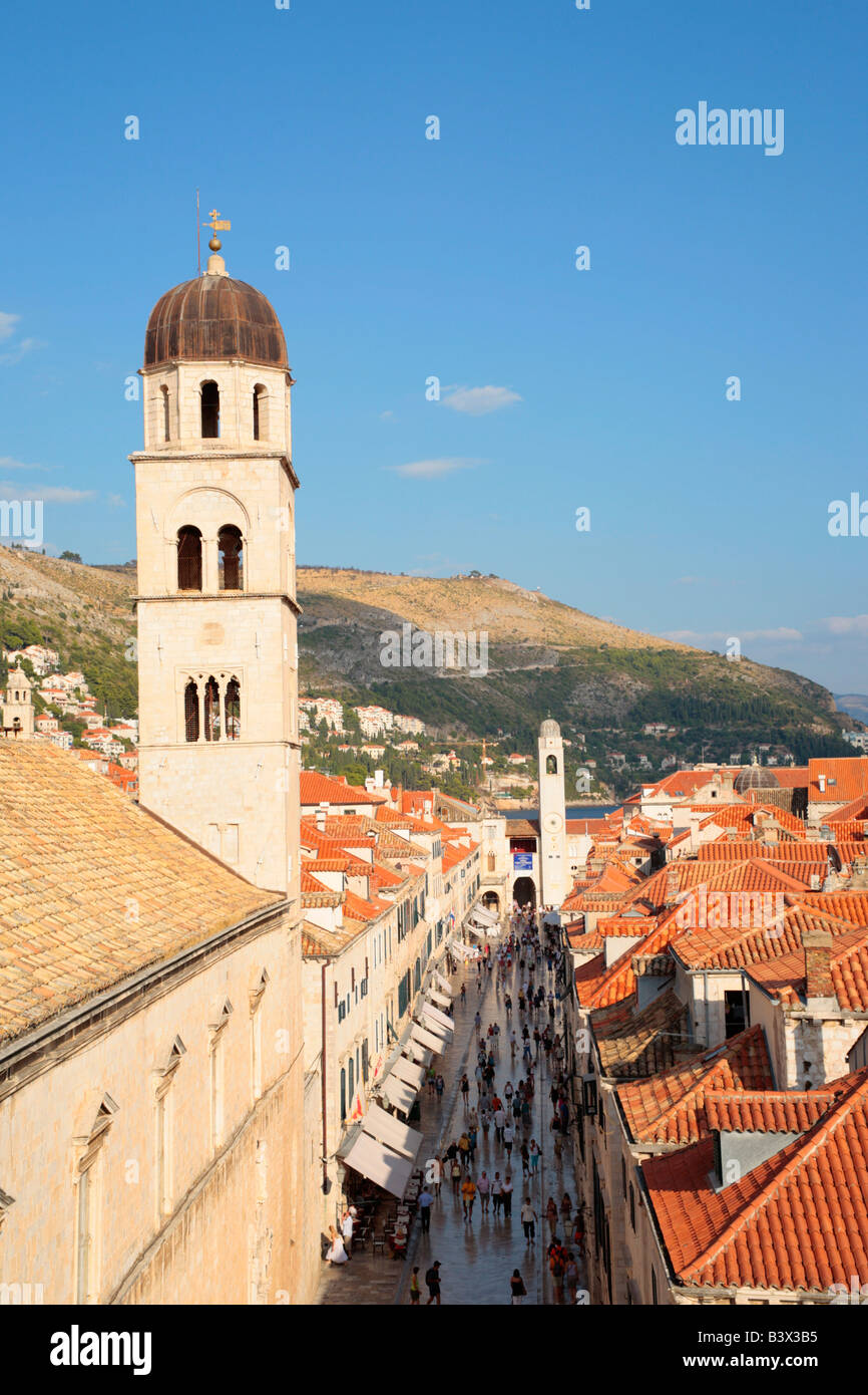 Monastère franciscain et la rue principale Stradun dans la vieille ville de Dubrovnik, en République de Croatie, l'Europe de l'Est Banque D'Images
