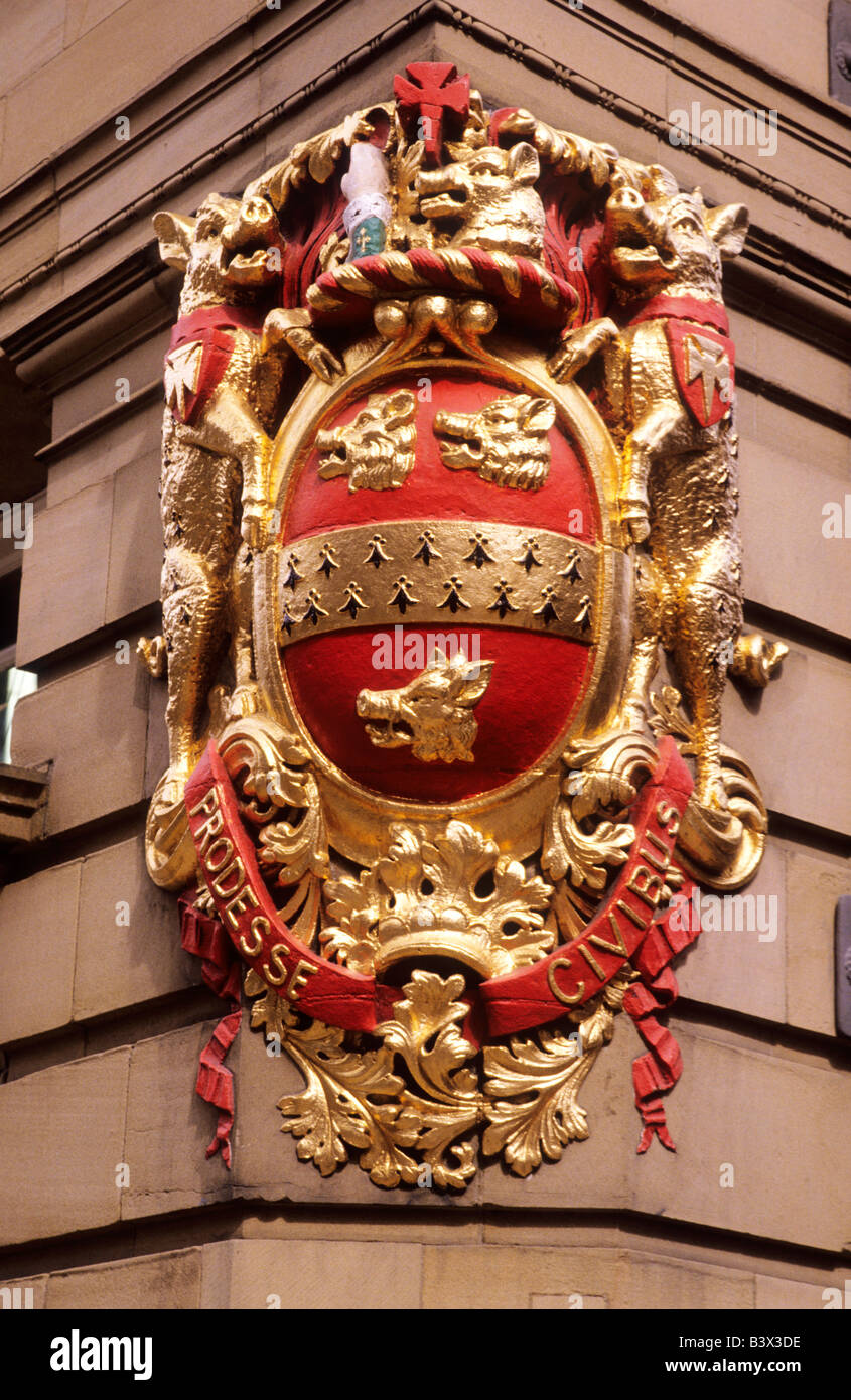 Armoiries de la ville de New York sangliers ameublement rue périphérique emblèmes héraldiques rouge or peint Yorkshire Angleterre UK Banque D'Images