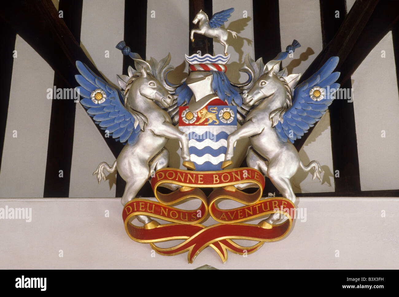 York Merchant Adventurers Hall Guildhall armoiries de l'intérieur inscription devise Dieu nous donne la bonne fortune des chevaux Banque D'Images