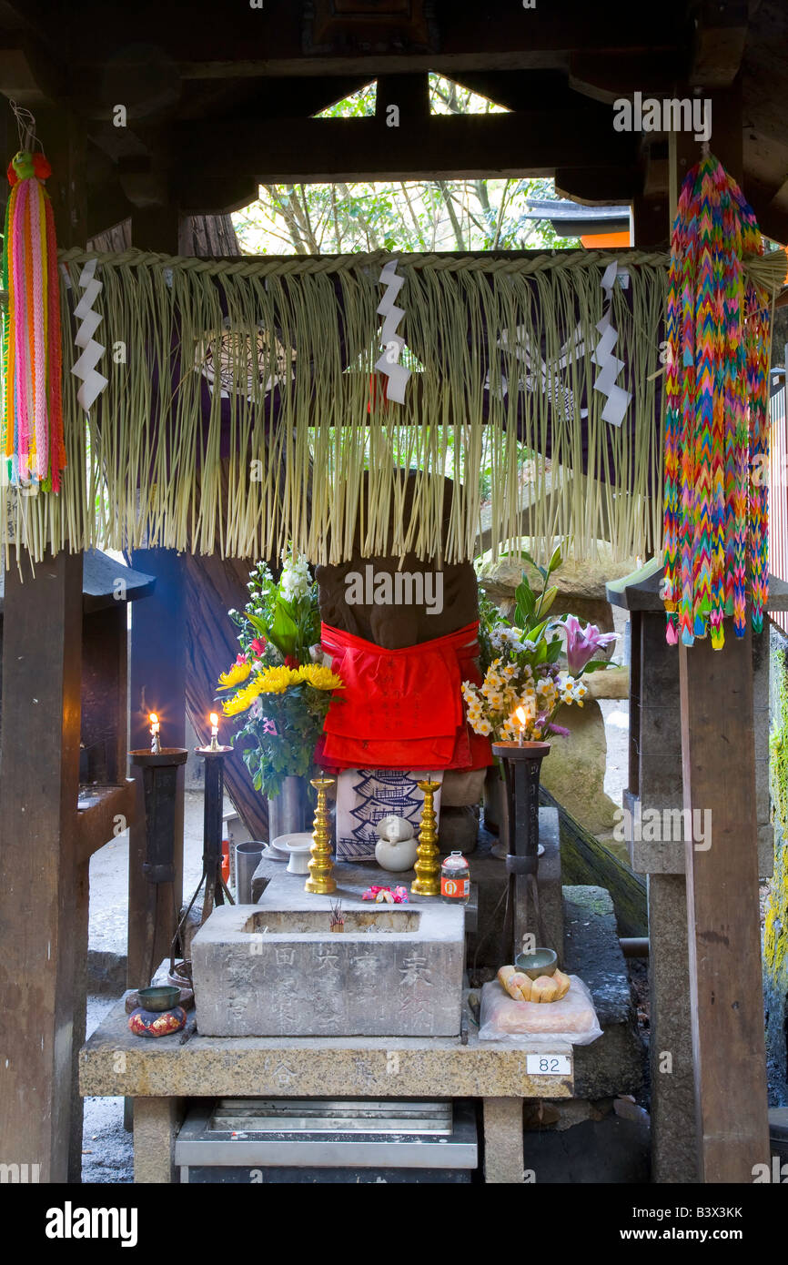 La ville de Kyoto Japon culte détail dans le sanctuaire Shinto Fushimi Inari Banque D'Images