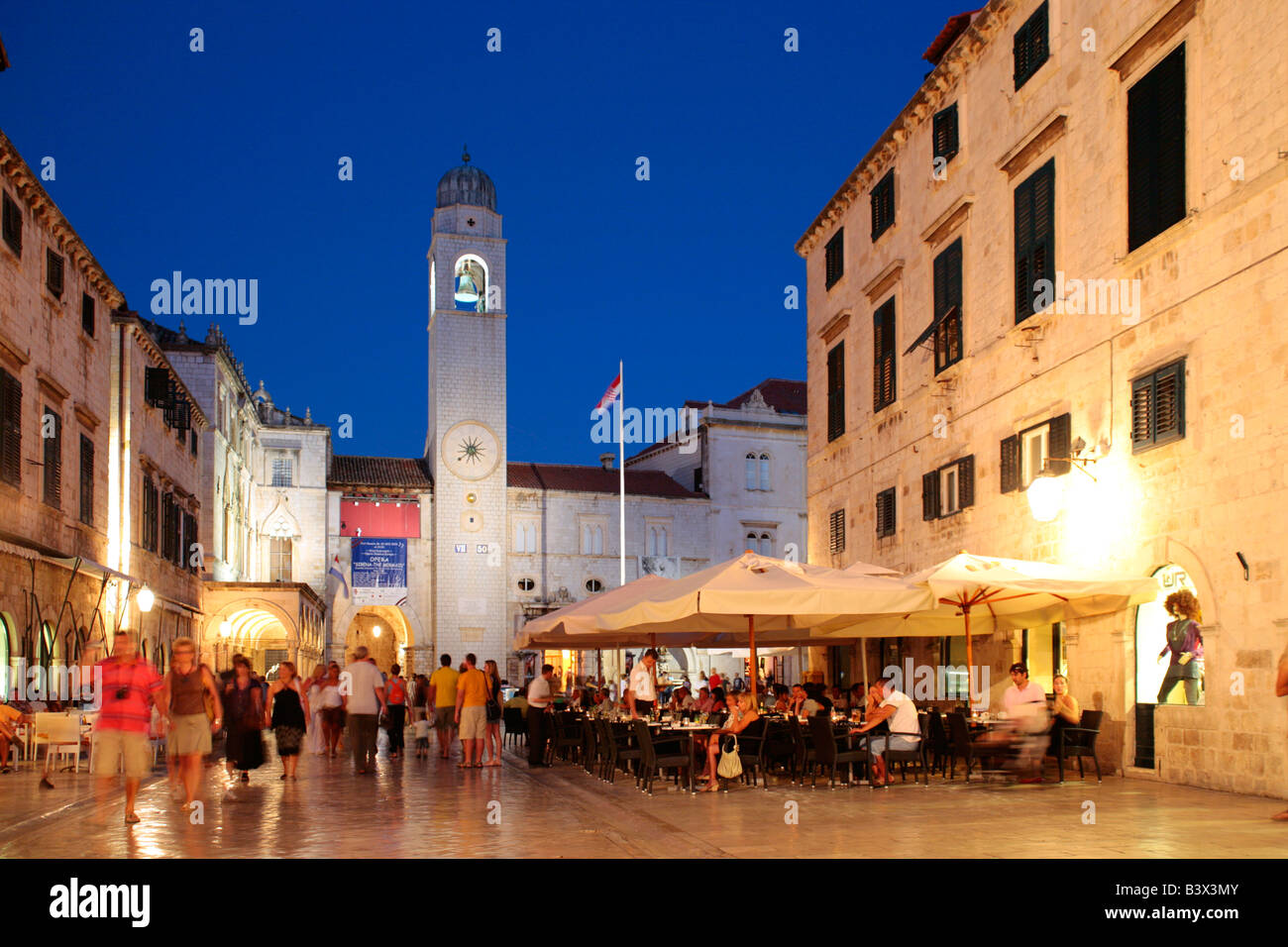 Soirée photo de la rue principale Stradun dans la vieille ville de Dubrovnik, en République de Croatie, l'Europe de l'Est Banque D'Images