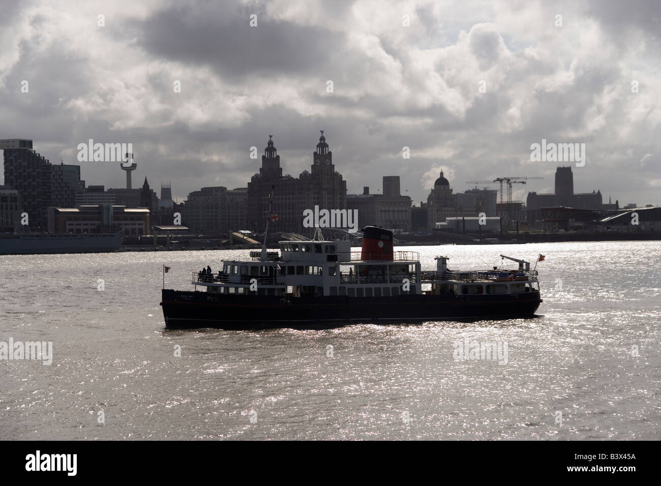 L'approche d'Iris Royal Ferry Mesey Seacombe pied Ferry de Liverpool comme les approches d'une tempête Banque D'Images