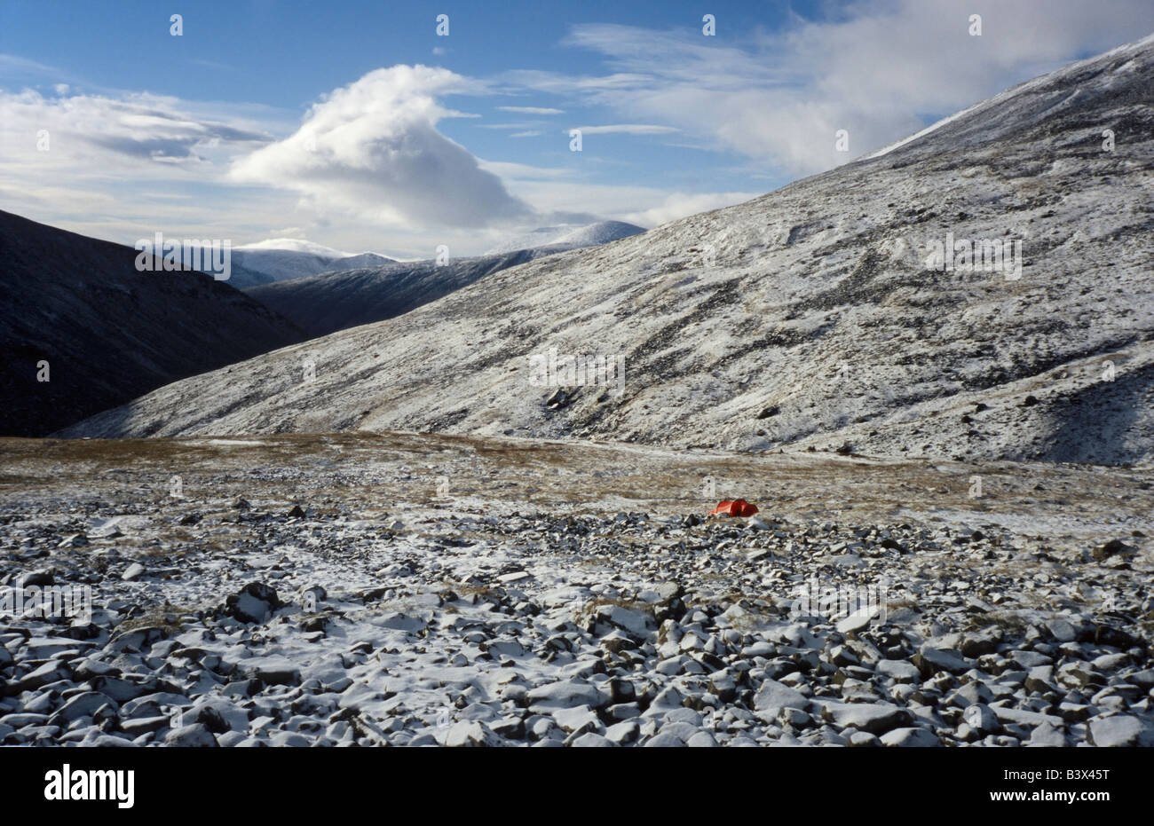 Des grimpeurs de montagne à la vallée de la campagne tente rouge Tarfala sous massif Kebnekaise après première neige de la saison, Nikkaluokta, Suède Banque D'Images