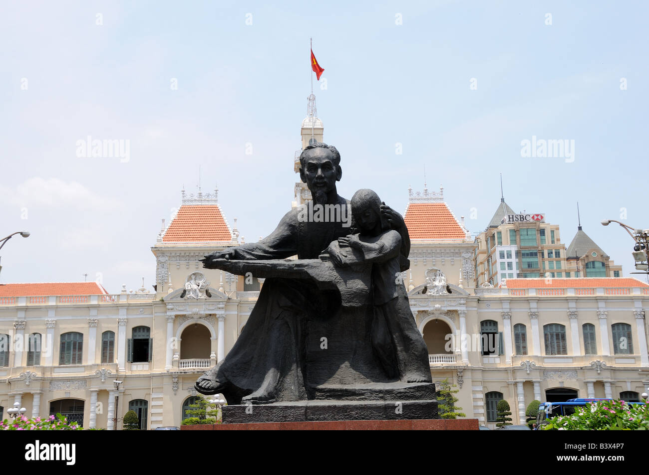 Statue de Ho Chi Minh avec l'Hôtel de Ville en arrière-plan Ho Chi Minh City Vietnam Banque D'Images