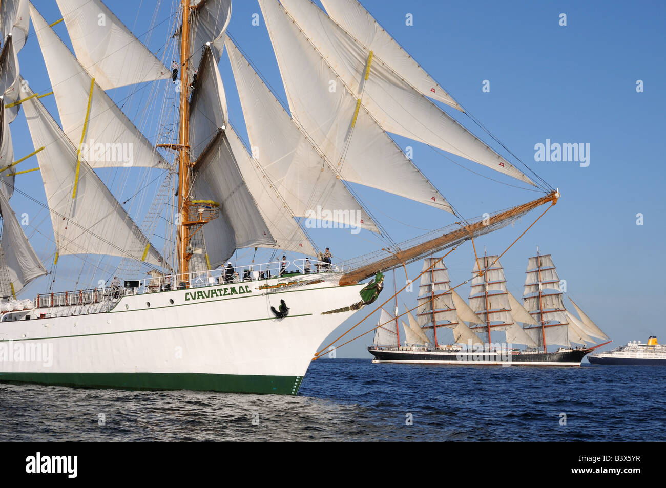 Cuauhtémoc et le Sedov au début de l'falmouth au portugal course des grands voiliers Banque D'Images