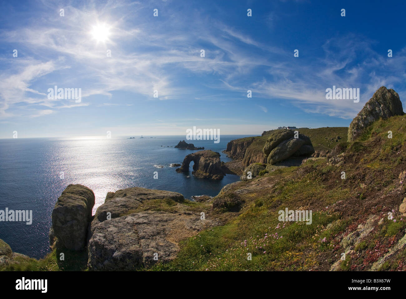 Vue vers le chevalier armé et le Rock Enys Dodman Phare drakkars Land s End Lands End Peninsula Cornwall West Country Banque D'Images