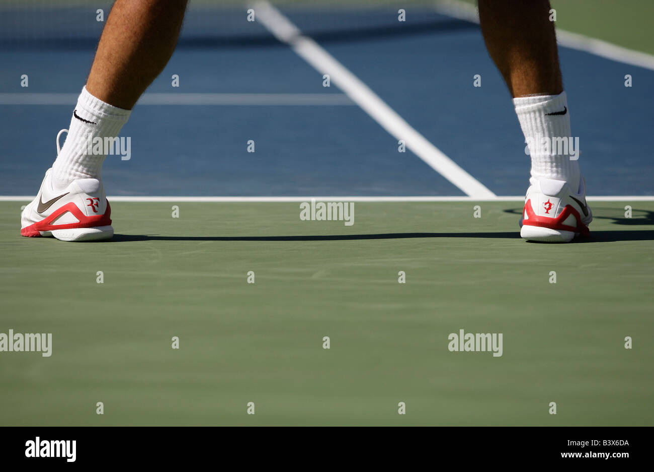 Vue arrière du Roger Federers jambes sur le Centre Court à l'US Open. Banque D'Images
