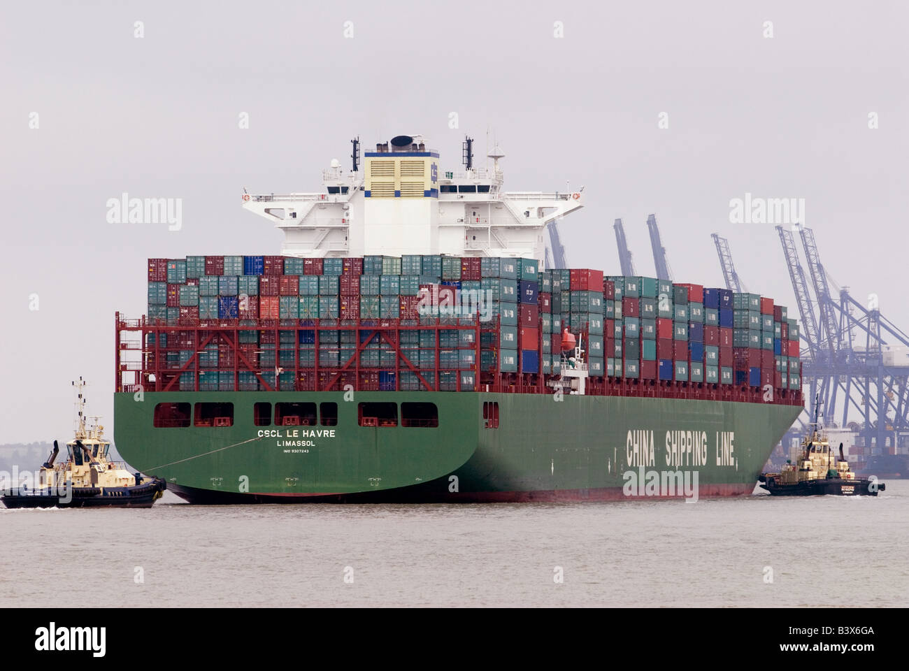 Porte-conteneurs qui arrivent au port de Felixstowe, plus grand port de conteneurs de la Grande-Bretagne. Banque D'Images