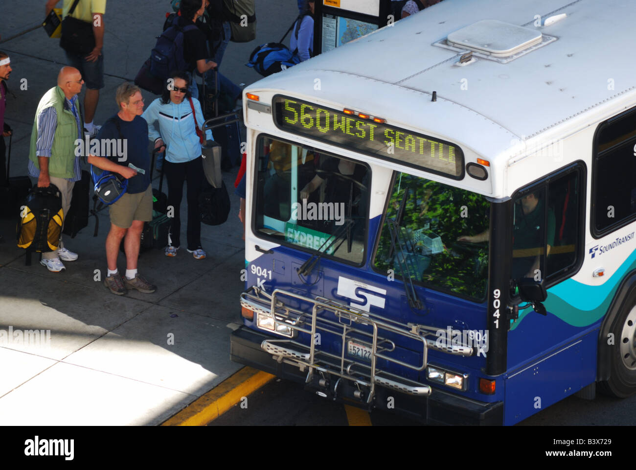 Un bus de transport en commun rend un arrêt à l'Aéroport International de Seattle-Tacoma. Banque D'Images