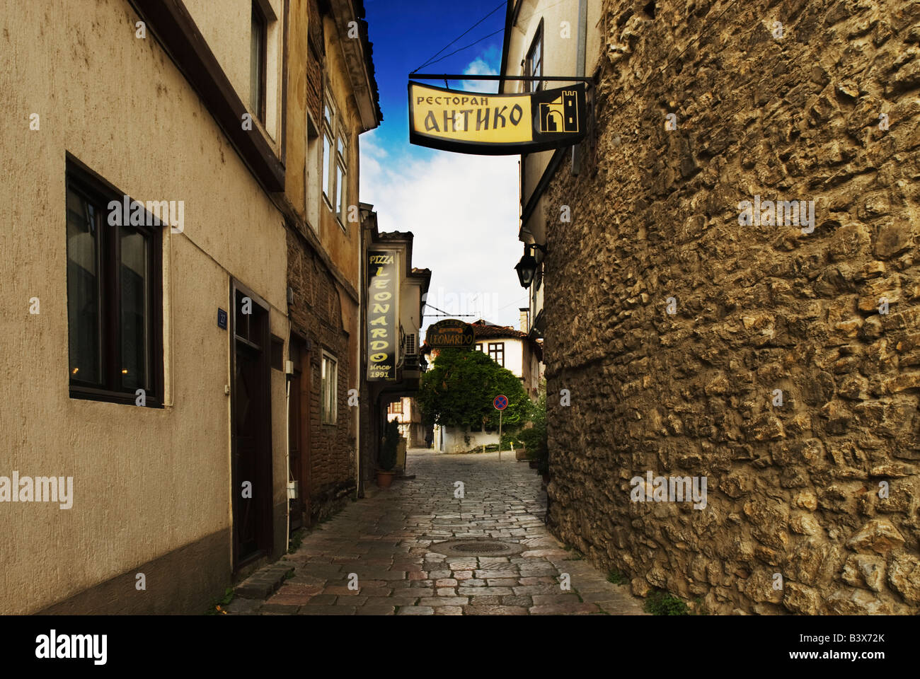 Une petite rue pavée, dans la vieille ville d'Ohrid, Macédoine Banque D'Images
