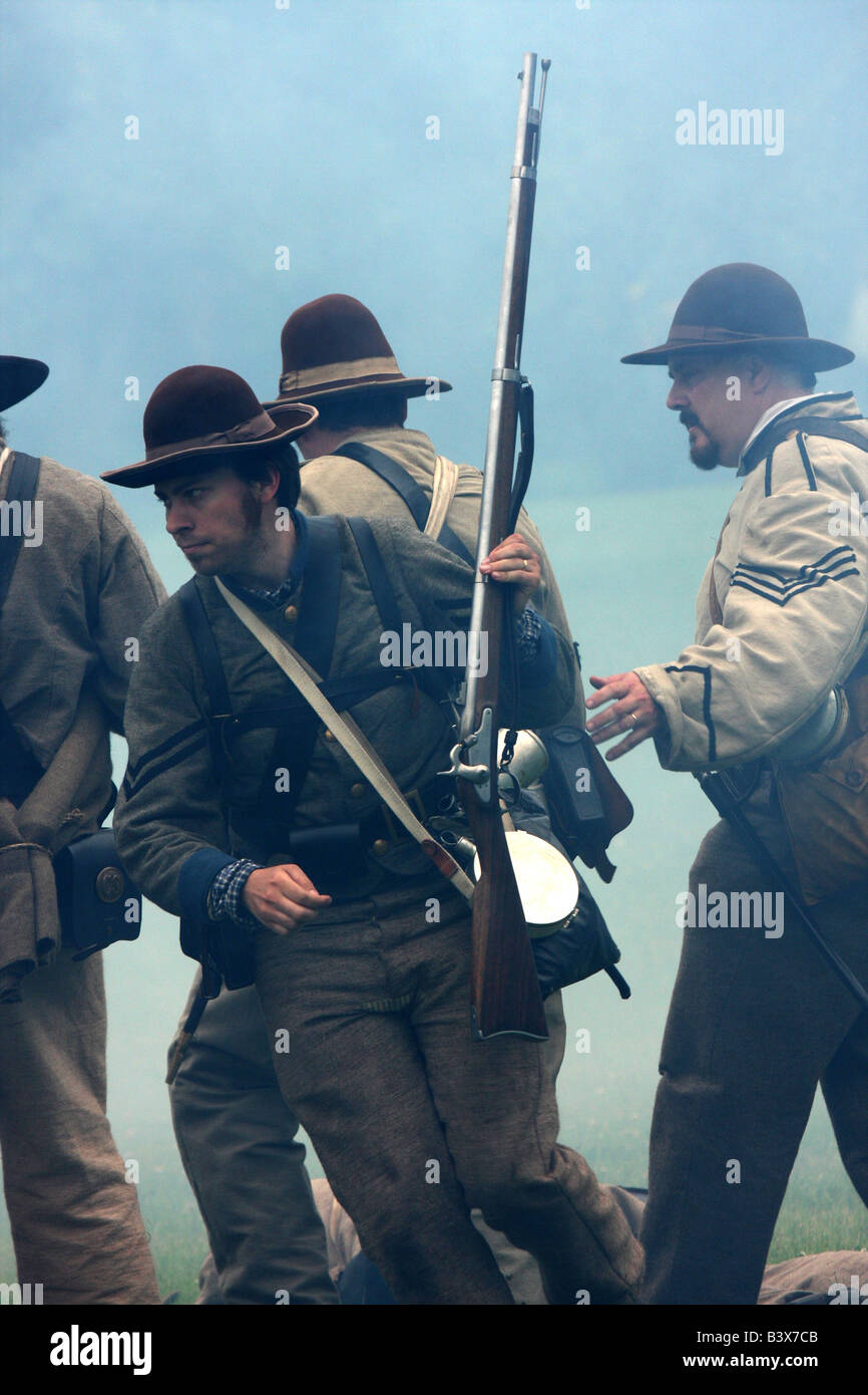 Les Confédérés se battre au cours d'une bataille à une guerre civile Reenactment Campement Banque D'Images