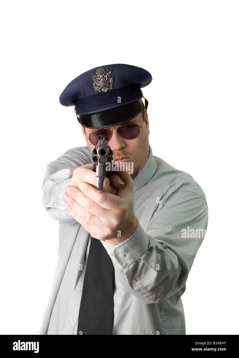 Un agent de police l'arme au poing, isolated on white Banque D'Images
