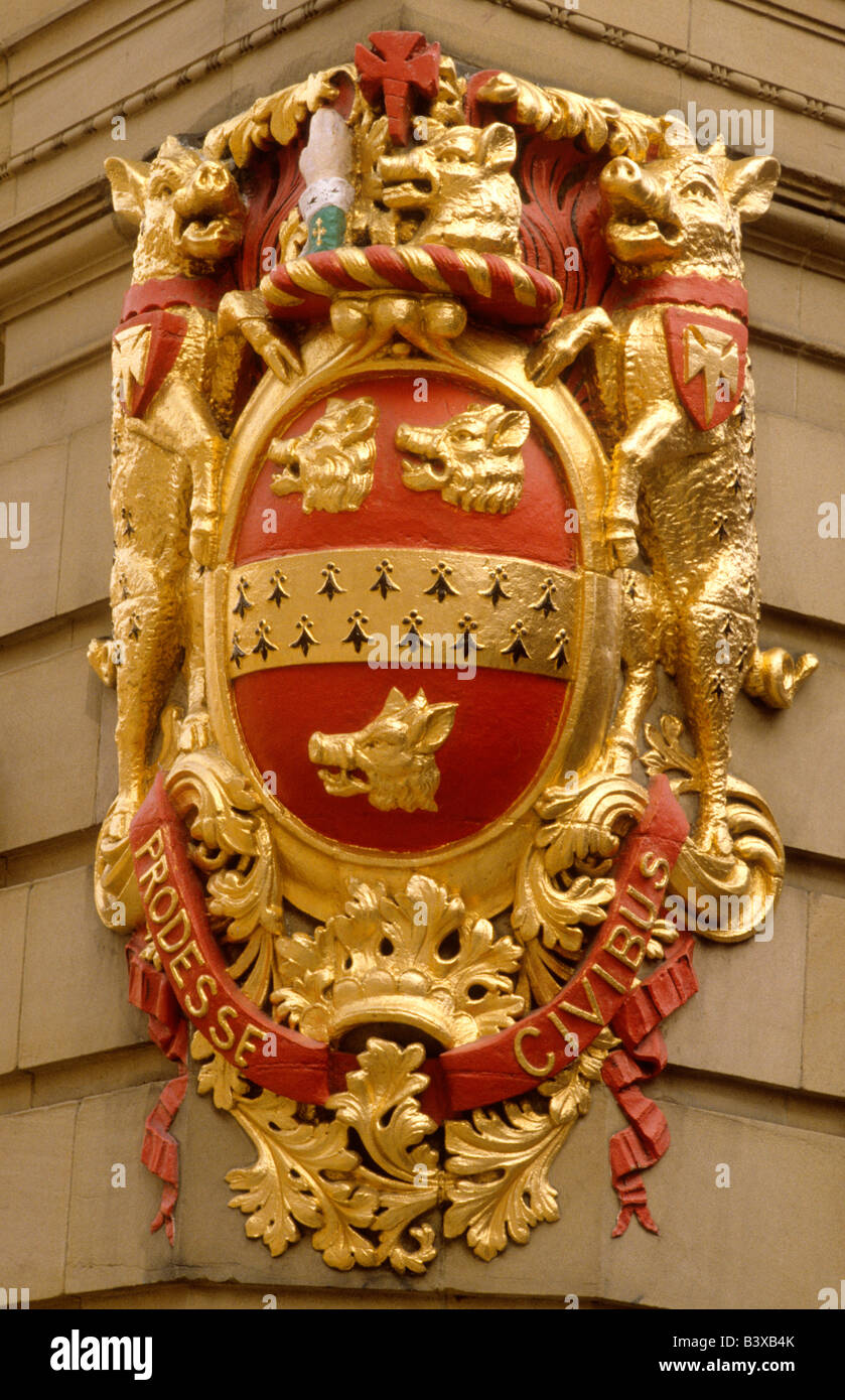 Armoiries de la ville de New York sangliers ameublement rue périphérique emblèmes héraldiques rouge or peint Yorkshire Angleterre UK Banque D'Images