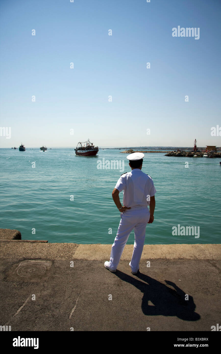 Regarder la mer Navyman italienne sur le dock de Termoli Isernia Molise Italie eu Banque D'Images