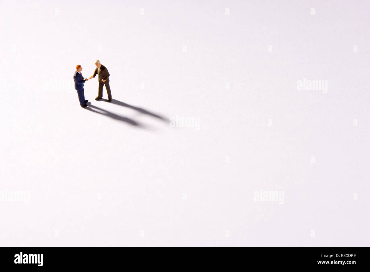 Univers miniatures de deux Businessmen Shaking Hands Banque D'Images