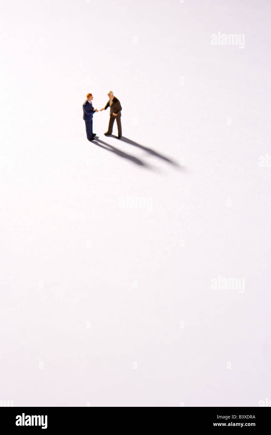Univers miniatures de deux Businessmen Shaking Hands Banque D'Images