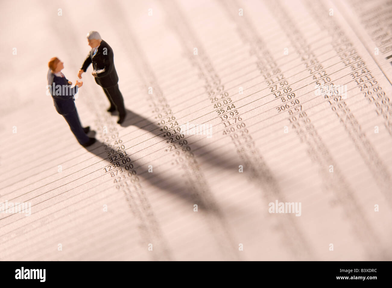 Univers miniatures de sur un journal financier Banque D'Images