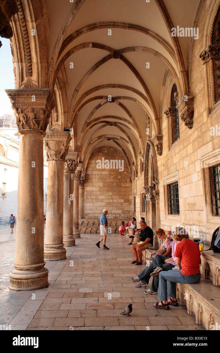 Arcades en face de la palais du Recteur dans la vieille ville de Dubrovnik, en République de Croatie, l'Europe de l'Est Banque D'Images