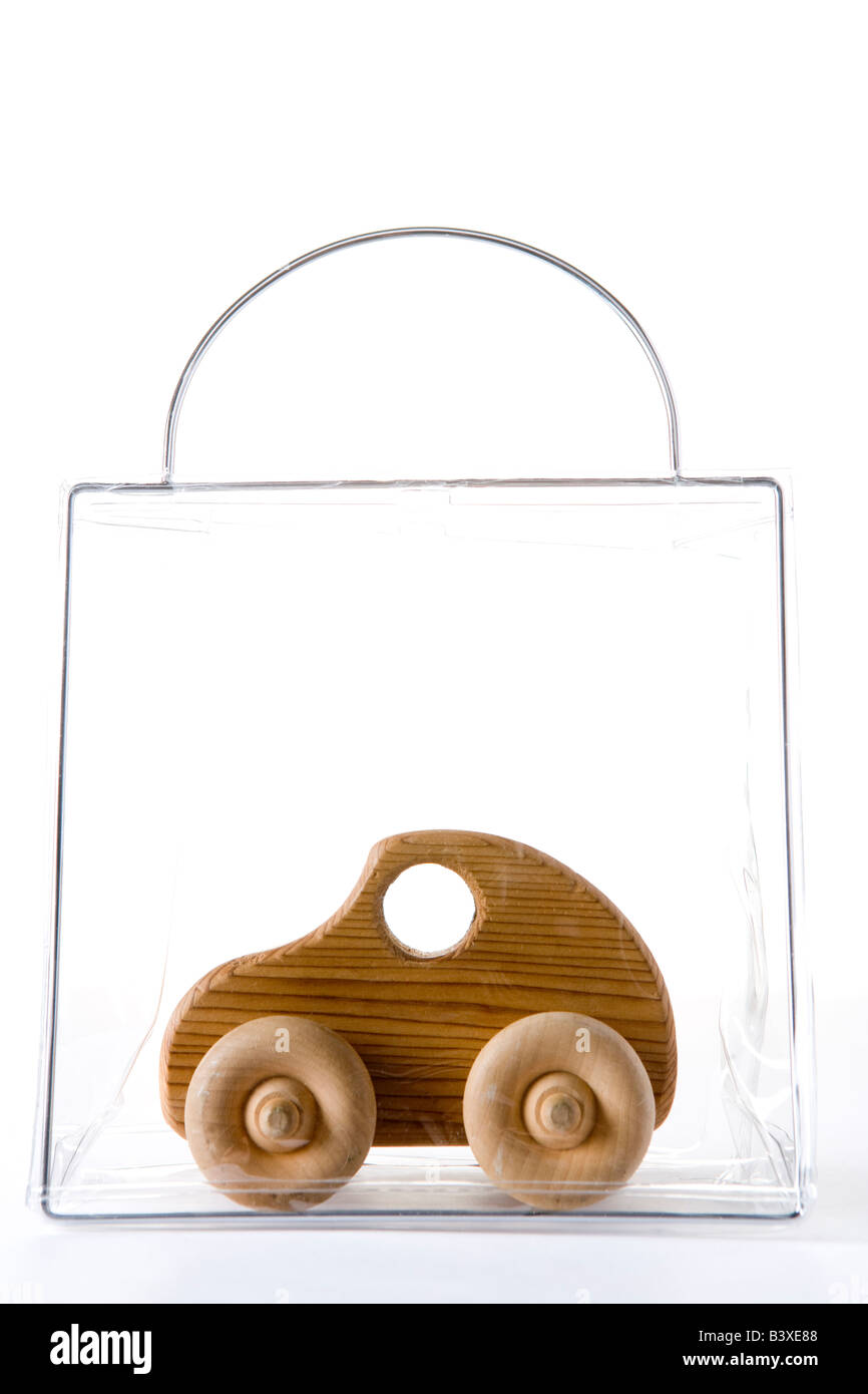 Voiture en bois dans un sac Banque D'Images