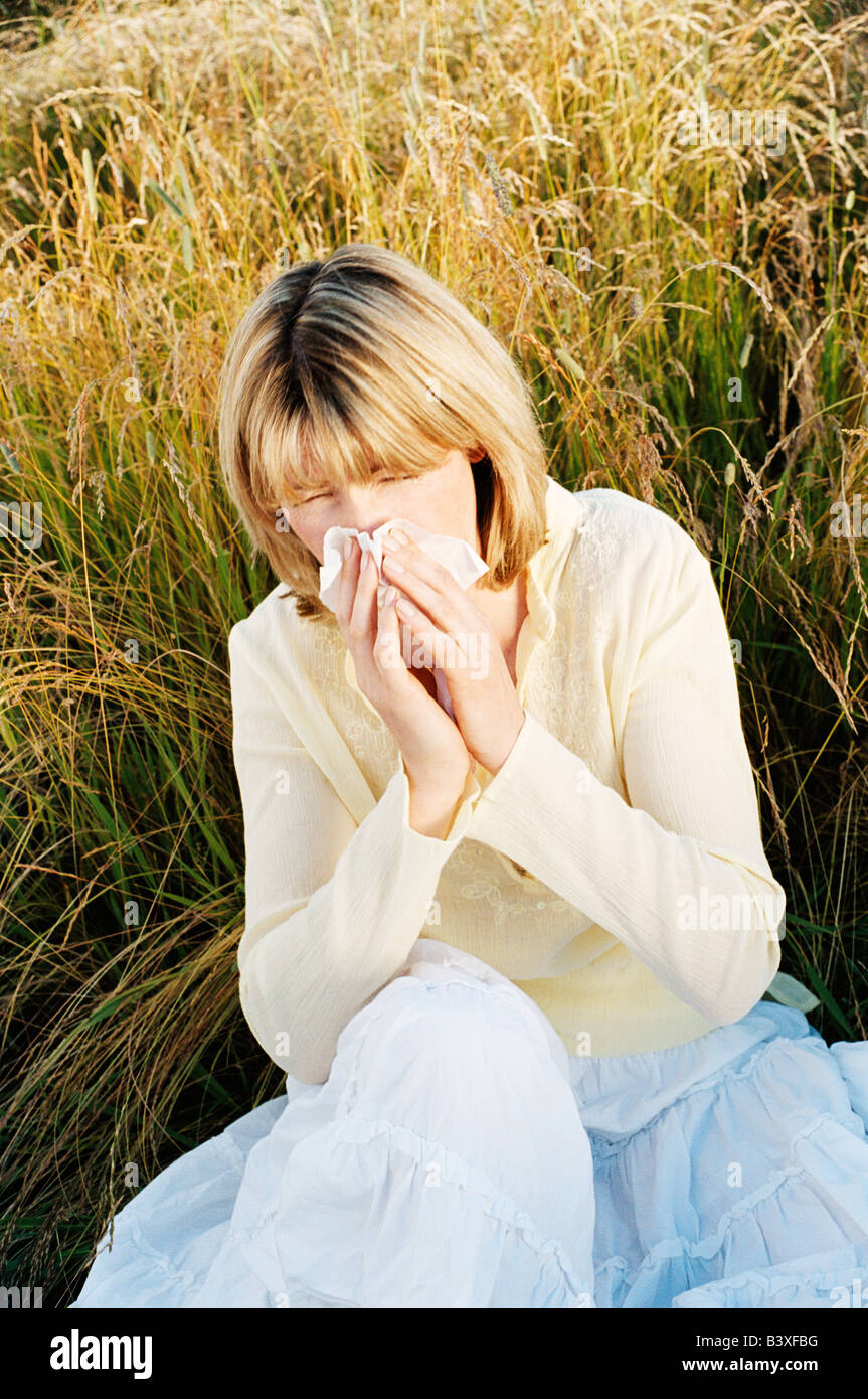 Woman Blowing son nez Banque D'Images