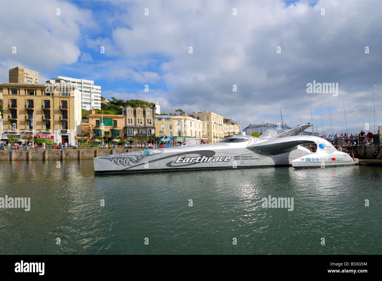 Le magnifique eco earthrace navire amarré sur le port de Torquay à afficher dans le sud du Devon en Angleterre Banque D'Images