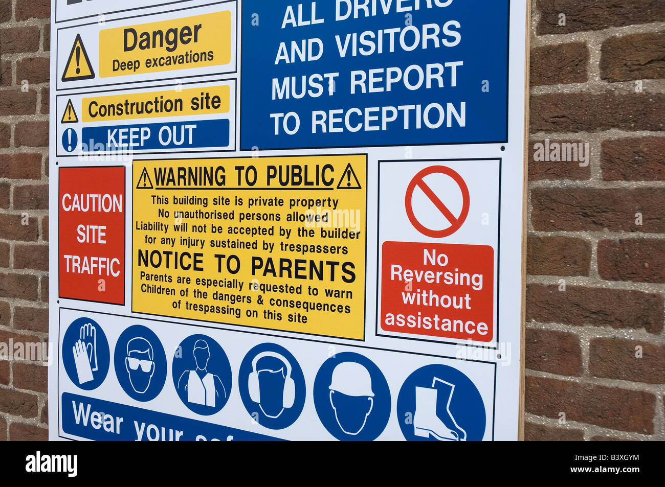 Entrée de chantier en matière de santé et de sécurité panneau d'avertissement sur mur de brique England UK United Kingdom Grande-bretagne Banque D'Images